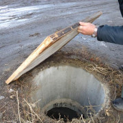 г. Купино. Отсутствуют люк на колодце